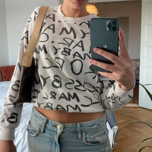 Jätte snygg sweatshirt med text, marc Jacobs text - Sätte fin i skicket, nästan aldrig använd