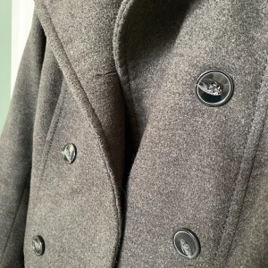 Grå jacka - Säljer denna superfina gråa höstjacka ifrån H&M. Är i superfint skick men kommer tyvärr inte till användning. Storlek 34.