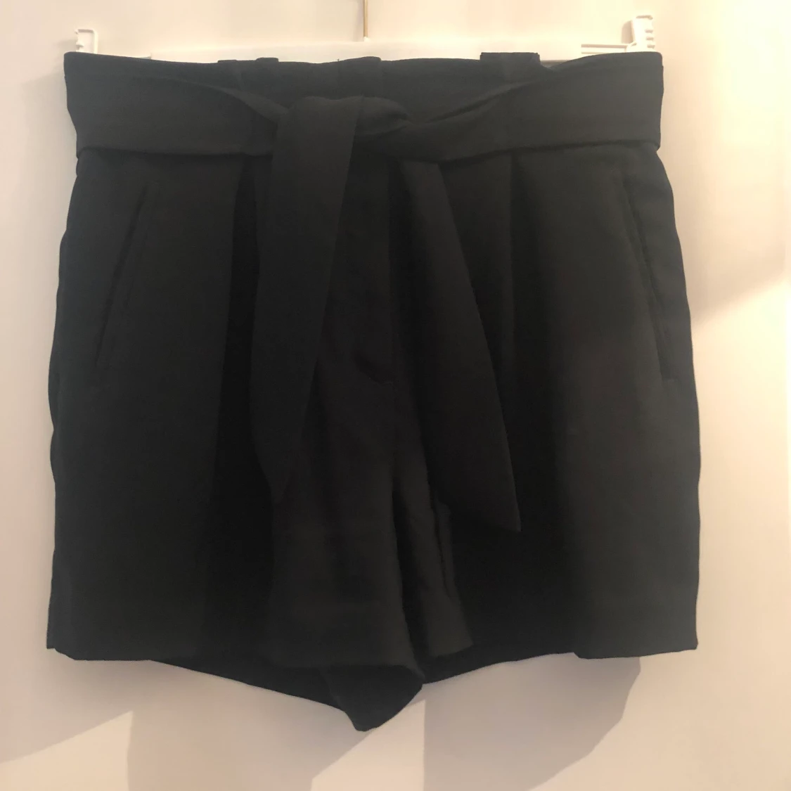 Svarta shorts med knyte