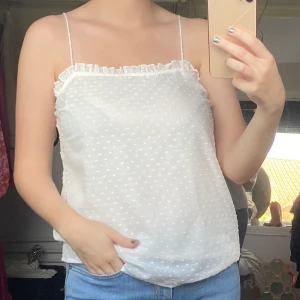 Linne Vero Moda - Vitt supergulligt linne från Vero Moda. Använd fåtal gånger är i nyskick. Storlek M men passar även S🦋 skriv i dm vid intresse eller frågor💗