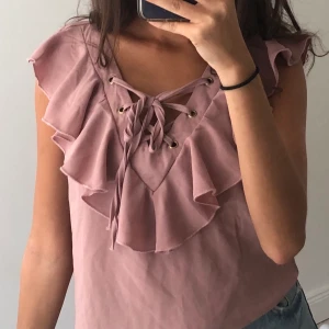 Diabless topp - Rosa topp med knytning. Helt ny. 