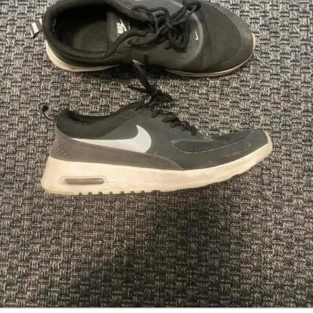 Säljer ett par svart/vita air max Thea. Stl 37.5, innemått 23.5. Inte mycket använda men de är lite skavda på höger insida (de bild). 450kr + frakt.. Skor.