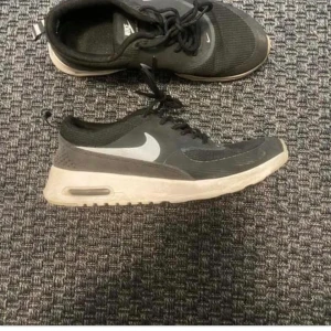 Nike air Max Thea - Säljer ett par svart/vita air max Thea. Stl 37.5, innemått 23.5. Inte mycket använda men de är lite skavda på höger insida (de bild). 450kr + frakt.