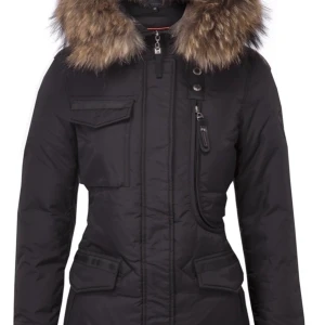 Vinterjacka ifrån Chelsea stl 36 - Säljer nu min vinterjacka ifrån chelsea då den inte passar mig längre, den är sparsamt använd och passar 34/36/38 skulle jag säga.