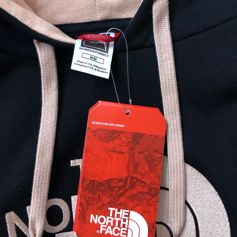 Snygg helt oanvänd The North Face hoodie i färgerna svart och misty rose. Den är helt perfekt nu till hösten då den har fleece inuti! Det är även ett kap då orginal pris är 879kr;))Pris kan diskuteras vid snabb affär;). Hoodies.