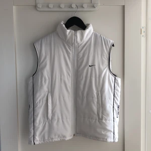 Nike väst - Säljer denna svinsnygga västen från Nike! Den är köpt secondhand för något år sedan, väldigt bra skick! Buda i kommentarerna!