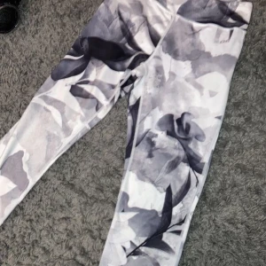 Tränings tights - Tränings thights från SOC  i storlek S (oanvända)