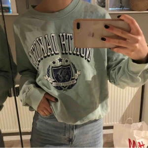 Vintage tröja - Säljer en super fin collage tröja från Gina! Super bra skick