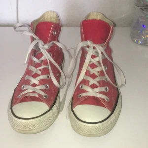 Röda converse strl 37.5 - Äkta röda converse, strl 37,5. Inte det bästa skicket då de har använts men som sagt ett billigt pris till ett par fina märkesskor 