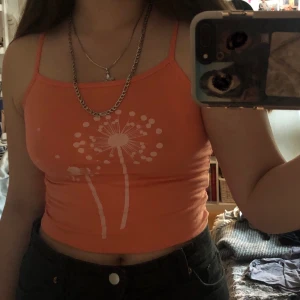 gulligt linne - ett gulligt typ neon laxrosa färg med stretchigt och mjukt material🧡 skulle säga att det är en storlek S då jag är en M o linnet sitter lite tajt under armhålan på mig :/ 