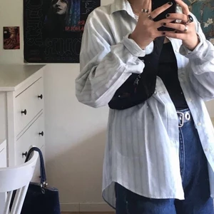 Skjorta - Fin ljusblå randig skjota köpt på humana :)