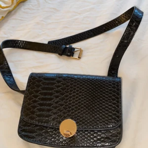 Bält väska - Bra skick, säljer pgd av att den sällan kommer till användning:) men smidig väska att använda som ett bälte :)) 