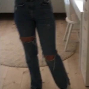 Bootcut jeans med slits - Bootcut jeans med slits från pull&bear, är 170 och passar min perfekt i storlek 34💕