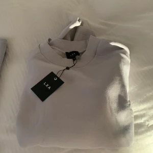 LXA  - LXA sweatpants och cropped sweatshirt i färgen light grey, storlek M på båda delarna. Säljer pga fel storlek så inte ens provade och lapparna kvar. 450kr för tröjan och 600kr för byxorna. Ihop 1050kr och köparen står för fraktkostnad.