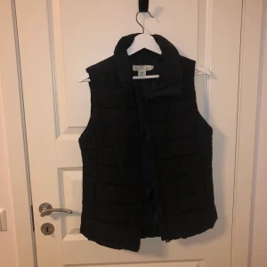 Snygg enkel väst  - Trendig svart väst som kan stylas och användas till allt möjligt! T.ex. till snygga hoodies nu till hösten🍂 Storlek 36, men skulle säga att den passar allt från XS-M. Aldrig använd utan endast testad hemma. Pris 100kr, eller bud! Kom PM för frågor!