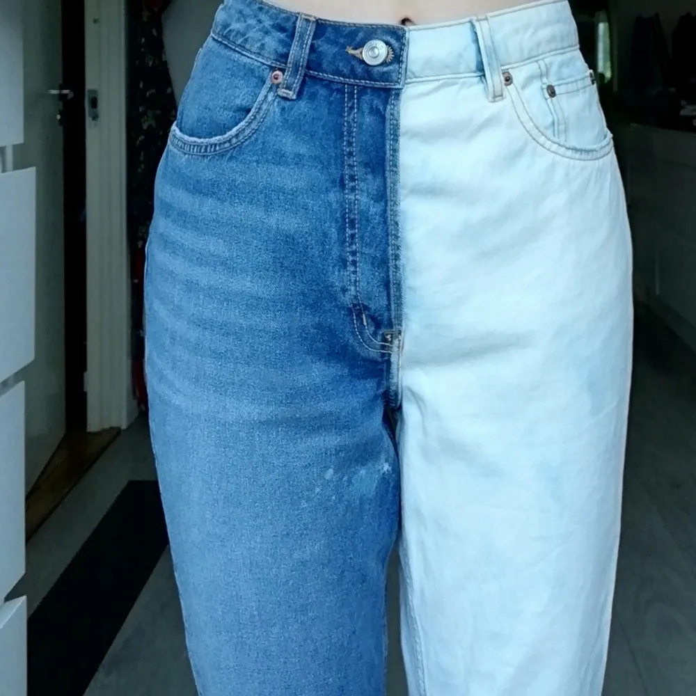 Mom jeans som är lite förstora för mig. Blekte dem själv därav En liten bleknings fläck på den blåa sidan. Aldrig använd. Min midja är 60cm och är 171 lång. Jeans & Byxor.