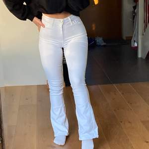 Säljer mina vita bootcut jeans ifrån bikbok, använd fåtal gånger. I Stl S men passar både mindre och större med tanke på att dom är sjuuukt strectiga och bekväma!!💕💕💕 bland dom skönaste jeansen jag haft på mig! Köpta för 500kr 