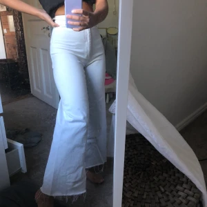 Zara jeans ”the marine straight” strl 34 - Säljer dessa fina vita jeans från zara som är otroligt bekväma! Säljer pga att jag har ett par till vita byxor💜