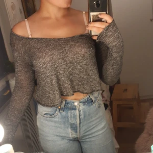 Glittrig topp - Detta är en sval och glittrig topp från hollister. Enkel att styla både til lskola/jobb och fest