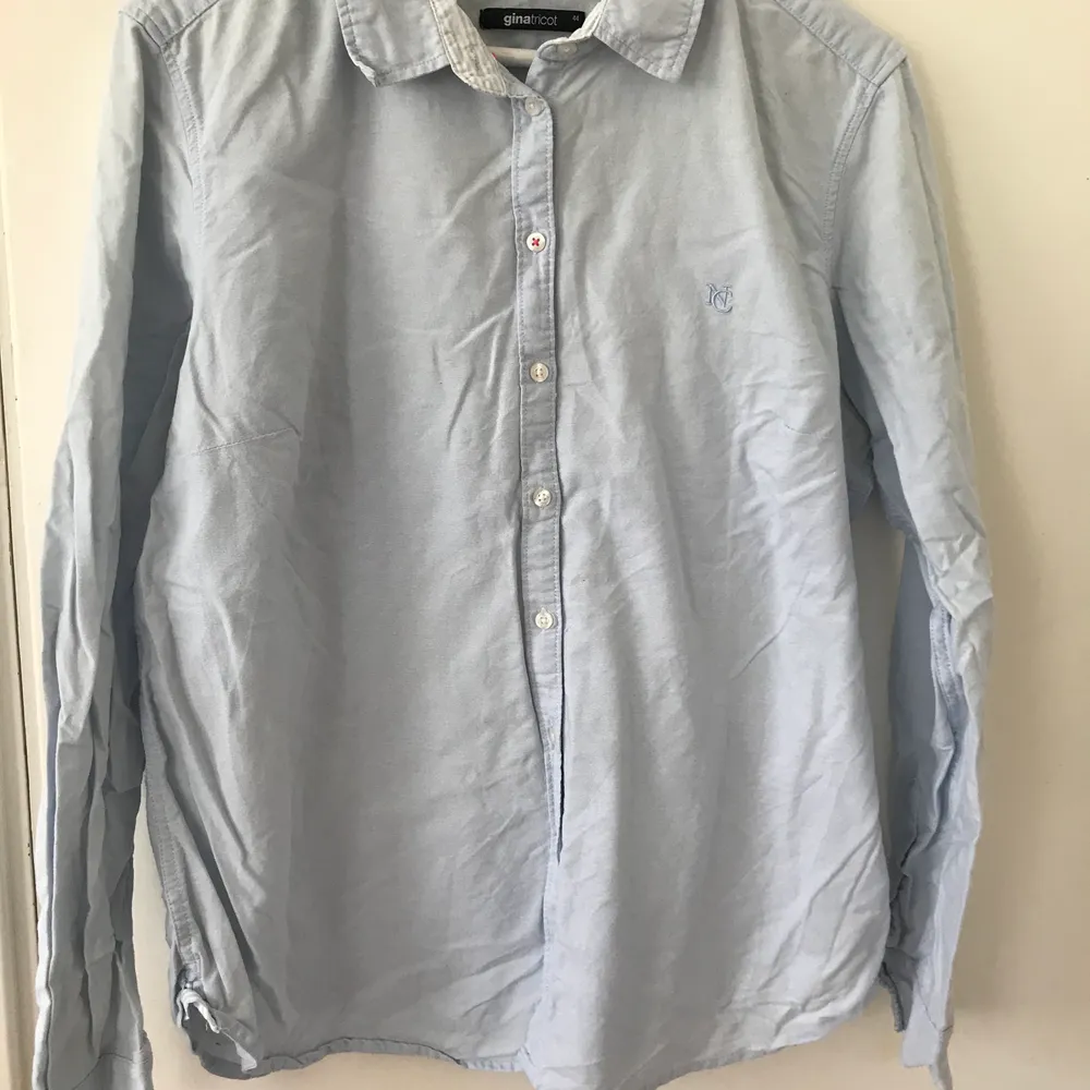 Blå skjorta från Gina Tricot✨ Strl 44 Använd men i bra skick✨ Skjortan har legat vikt i en garderob länge, därför är den lite skrynklig✨. Skjortor.