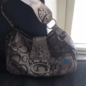 Äkta guessväska - Säljer pga att den inte kommer till användning, nypris : runt 3000:- för fler bilder kom privat🌸😊 kan även byta den mot något annat! Säljer för 400+ frakt!