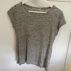 Acne T-shirt - Gråmelerad t-Shirt från Acne. Använd men bra skick. 