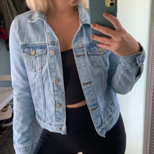 Jeansjacka  - Jeansjacka i snygg ljus tvätt. Möter upp i centrala Stockholm eller köpare står för frakt ⭐️ hör av dig om du vill ha fler bilder 