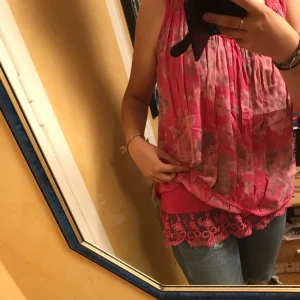 Blommig blus strl runt M/L - Blommig rosa jättesöt blus med två lager och spetskant💕 använd en gång, (frakt ingår ej)