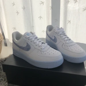 Helt nya NIKE AIR FORCE 1 - Precis beställda jättefina Nike skor! De har en ljusblå sula och ett ljusblått-skinntorr nikemärke🥰 