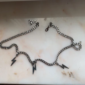 Halsband med blixtrar - Halsband med blixtrar köpt för lite mer än ett halvår sedan. Blixtrarna är lite slitna (se bild 2) annars i bra skick. Högsta bud får köpet! 