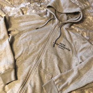 Zip hoodie/ tjocktröja - Säljer min zip hoodie från Peak Performance, bra skick. Säljs pga kommer inte till användning längre. Storlek L men passar som en M
