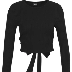  Gina Tricot open back tie top - En super populär topp från Ginatricot, Slutsåld överallt! Använd max 5 gng. Strlk S men passar även xs. Knytning i ryggen ( Se sista bilden) .obs tröjan är i svart sista bilden är bara för att visa hur den sitter på. Nypris 280kr säljer för 150kr. Köparen står för frakten. 