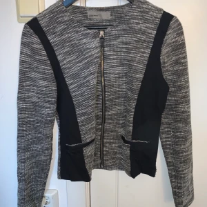 Tröja/korta från Vero Moda i storlek M - Väldigt lite använd och därför anledningen till att den nu söker ett nytt hem!