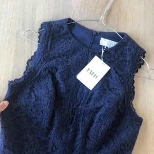 Jarlo Långklänning (ny!) oanvänd  - Stl 36 men mer som 34. Helt ny marinblå/mörkblå i spets. Med lång slits från fötterna upp till knäna. Underklänning ner till innan kläna ungefär. Superfin. Hade tänkt ha den till Bröllop. Var för liten och glömde skicka tillbaka. 