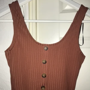 Ny topp!  - En fin röd brun färg, har aldrig använt bodyn! Därför bestämde jag mig nu för att sälja den! Hör av dig vid intresse! ❤️😌