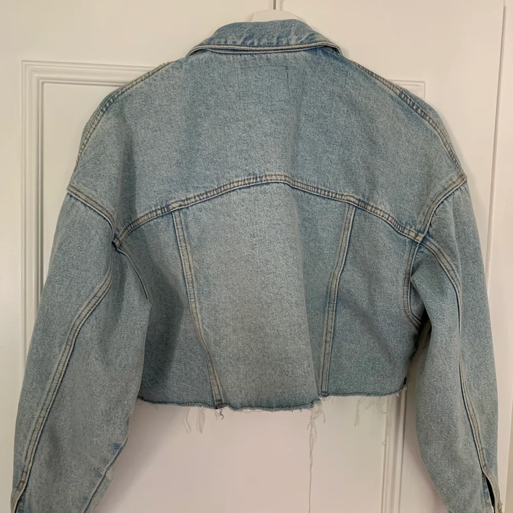 Supersnygg jeansjacka som är cropped från Zara. Använd ett fåtal gånger och i ett skick som ny. Köparen står för frakten (63kr) 💃🏼💃🏼💃🏼. Jackor.