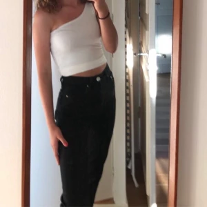 Svarta mom jeans - Jag säljer mina svarta jeans från Gina för att jag har växt ur dem. Dem är 32 i storlek och har jättefin passform. Nypris 500 men säljes för 350 eftersom att dem fortfarande är i väldigt fint skick. För fler bilder skicka medelande privat. Köparen betalar för frakten.
