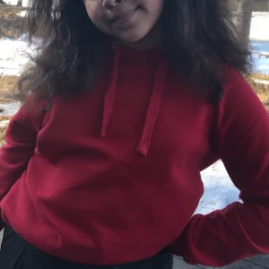 Röd hoodie - Säljer denna röda hoodie ifrån Gina Tricot, pris: 20kr + frakt (skriv för fler bilder)