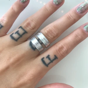 Silvriga ringar - 2 stycken ringar, 20kr för båda (frakt 12kr)