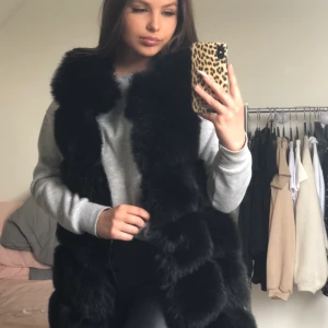 pälsväst lovelyofsweden - köpt från lovelyofsweden, storlek S, nyskick, köpt för 1100 kr, pris kan diskuteras!💜 jag är 163 cm o frakt ingår i priset!