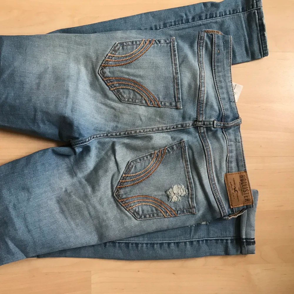 Håliga jeans från hollister i bra skick. Säljer pga har blivit för små. Priset kan diskuteras. Köparen står för frakten. Kan mötas upp i Lund.. Jeans & Byxor.