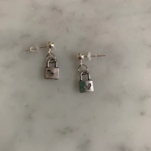 Homemade - Super fina lås-örhängen. Kostar 10 + 10 i frakt! 