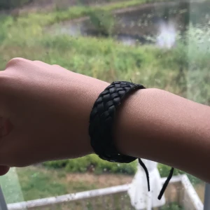 Armband - Jättefint svart flätarmband. Bra skick, originalpriset var 69kr säljer för billigt pris. 