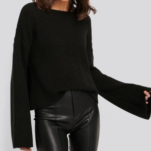 Croppad svart stickad tröja - Den populära ”cropped long sleeve knitted sweater” från NA-KD säljes, nypris 299kr. Väldigt fint skick! 70kr exklusive frakt