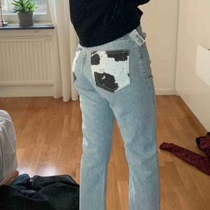 Jätte coola jeans från Adika, helt oanvända! Nypris: 600kr Möts upp i Stockholm annars står köparen för frakt :))