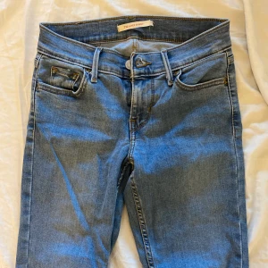 Levis Jeans - 710 SUPER SKINNY(motsvarar XS/XSS) från Levis. Väldigt bra skick. Frakten ingår inte