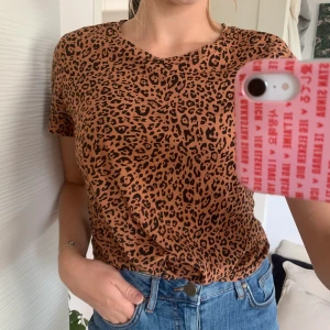 Leopard mönstrad t-shirt med knyte, strl S - Leopard mönstrad t-shirt med knyte från H&M i strl S. Använd få gånger och i bra skick. Köparen står för frakten 