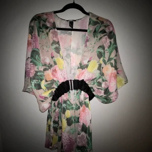 Romantisk kaftan i stl S - Fin och romantisk kaftan i stl S från H&M i stl S. Går att ha öppen eller stängd. Skärpet som är insytt är i stretch. Kommer från djur- och rökfritt hem. Frakt tillkommer!
