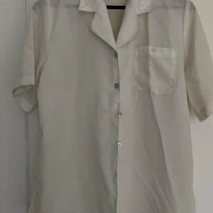 Kortärmad skjorta  - Super snygg och fin passform med gullig krage 