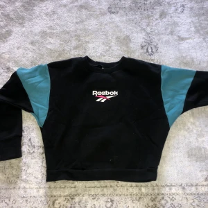 Reebok strl XS - Tröjan är i bra skick, endast använd 2 gånger. Storlek XS men passar även S. Original pris 600kr säljes för 300kr+frakt